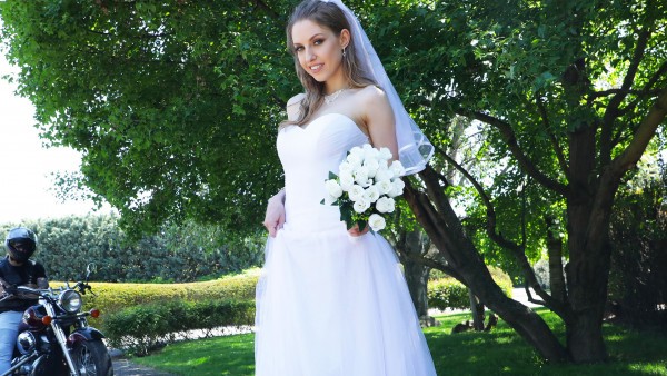 Jalya no es material de novia. Sabías que la primera vez que la viste. Y ahora, mientras huye hacia tu moto, con la multitud enfurecida siguiéndote a toda velocidad, te das cuenta de que tu sospecha estaba justificada. Tú, sin embargo, siempre has sido el aliado más fiel de las novias, así que la ayudas a escapar de la furia popular, y la novia maliciosa te mostrará su agradecimiento por tu buena acción.